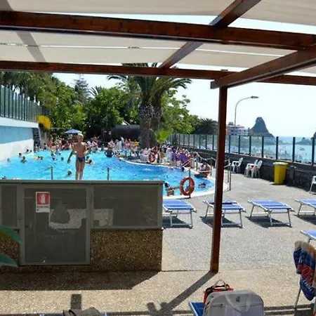 Holiday Acitrezza Beach * アーチトレッツァ